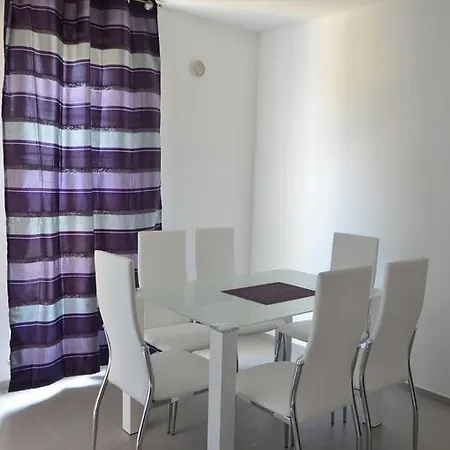 Sun Apartment *